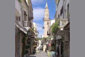ενας μιναρές σε καλή κατάσταση στο βάθος